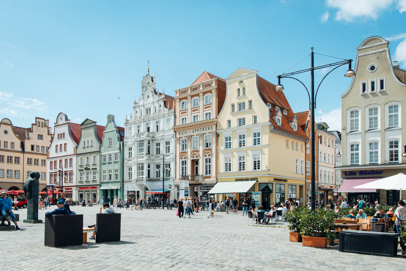 Menschen in einer Straße mit historischen Häusern