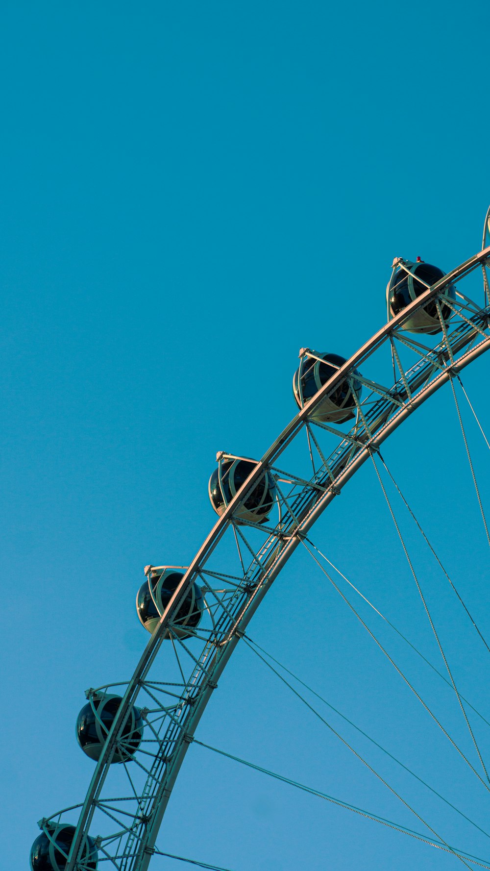 black and white ferris wheel under blue sky during daytime