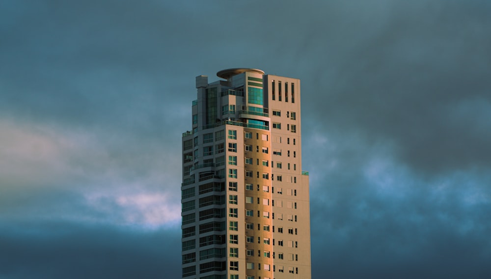 茶色と灰色の高層ビル