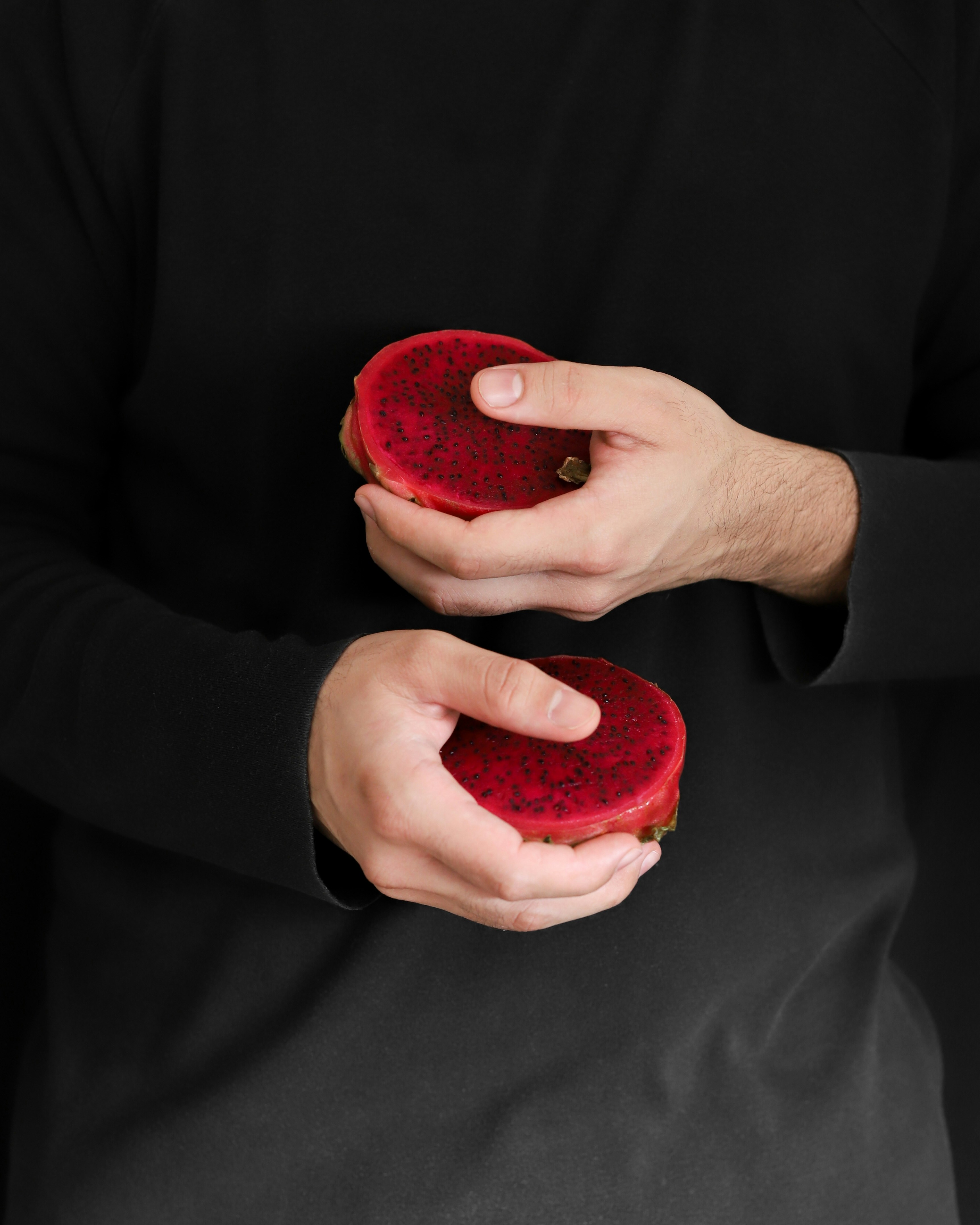 persona che tiene l'ornamento rosso a forma di cuore