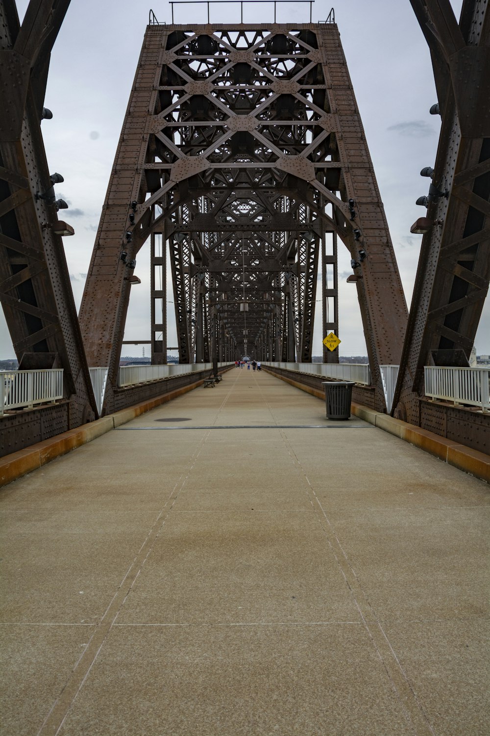 pont brun et gris pendant la journée