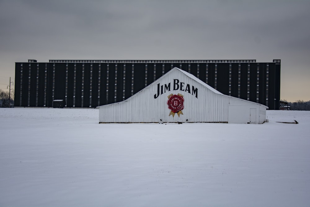 雪に覆われた地面に白と赤の家