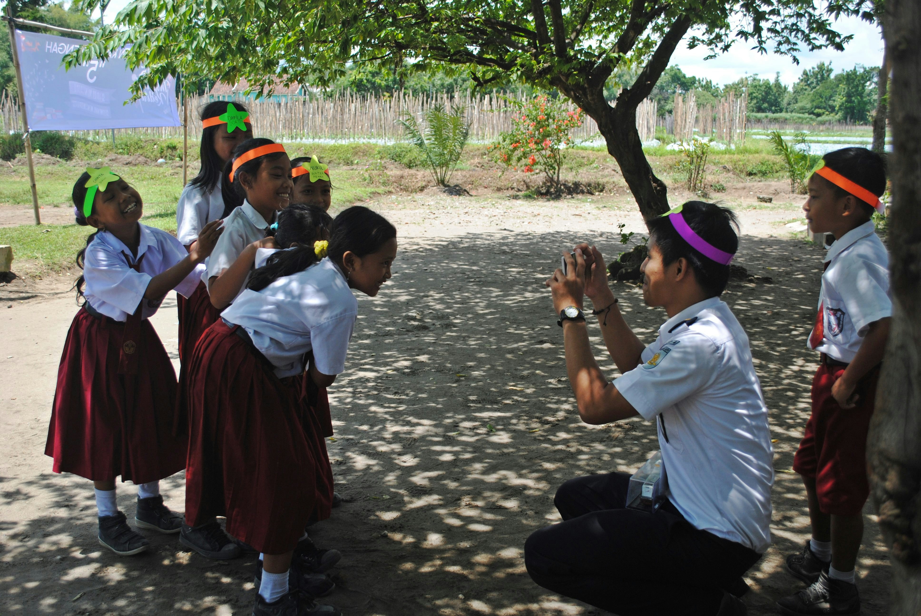 Mann im weißen Hemd sitzt auf braunem Betonboden