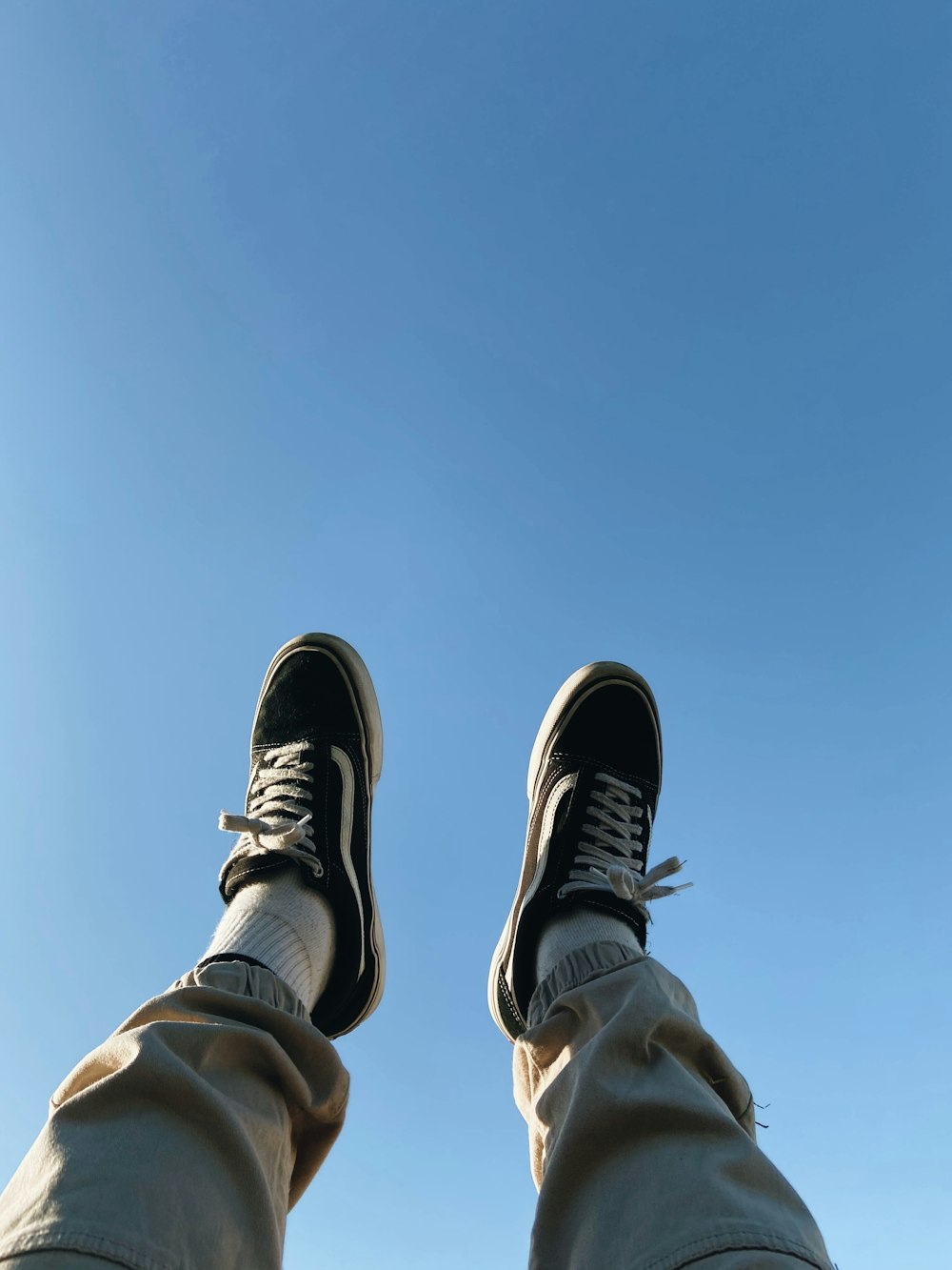 Foto persona con zapatillas blancas y negras – Imagen Azul gratis en  Unsplash