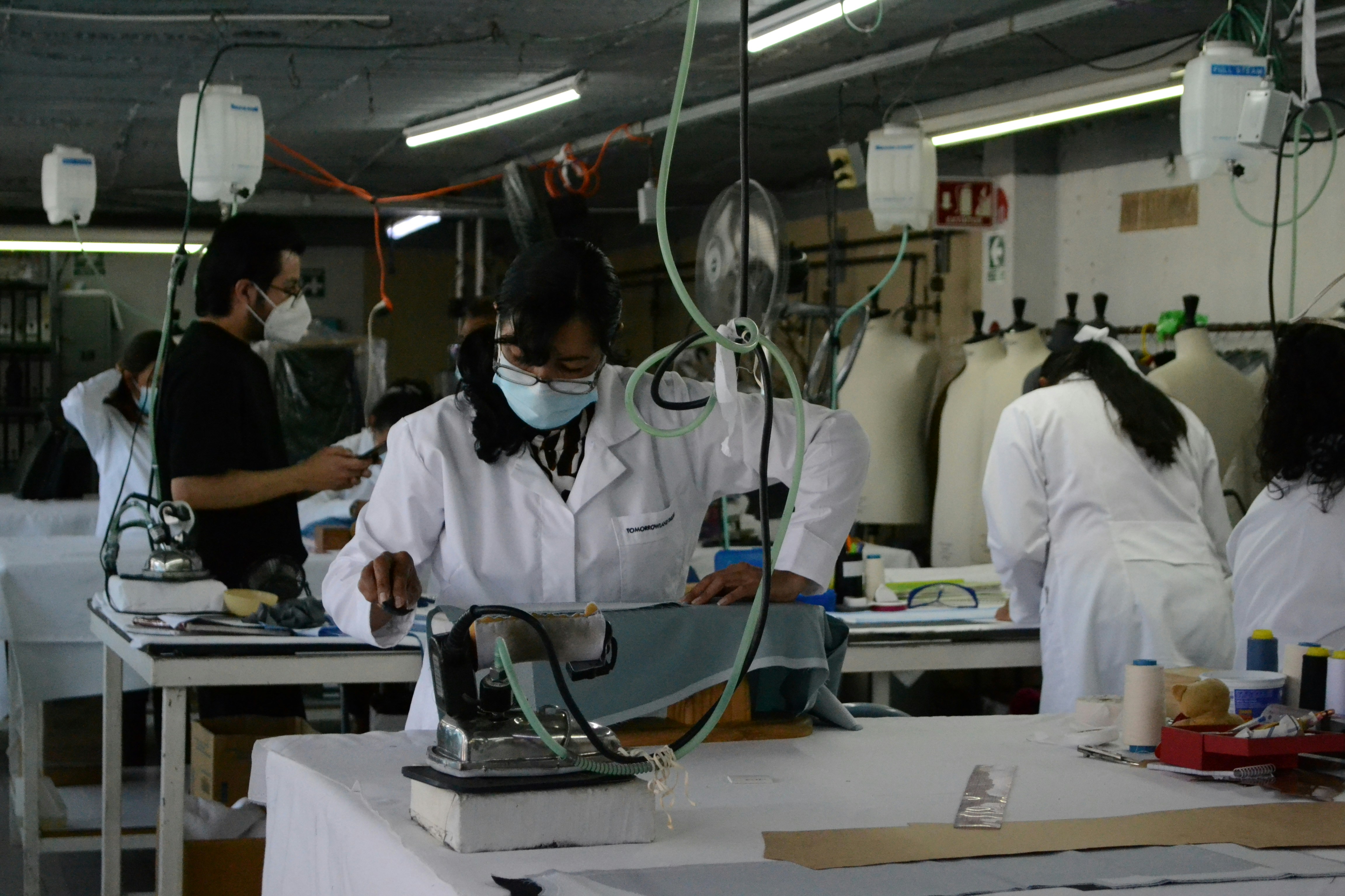 Del laboratorio de investigación a la planta de fabricación: Por qué los robots humanoides necesitan una base de nivel empresarial
