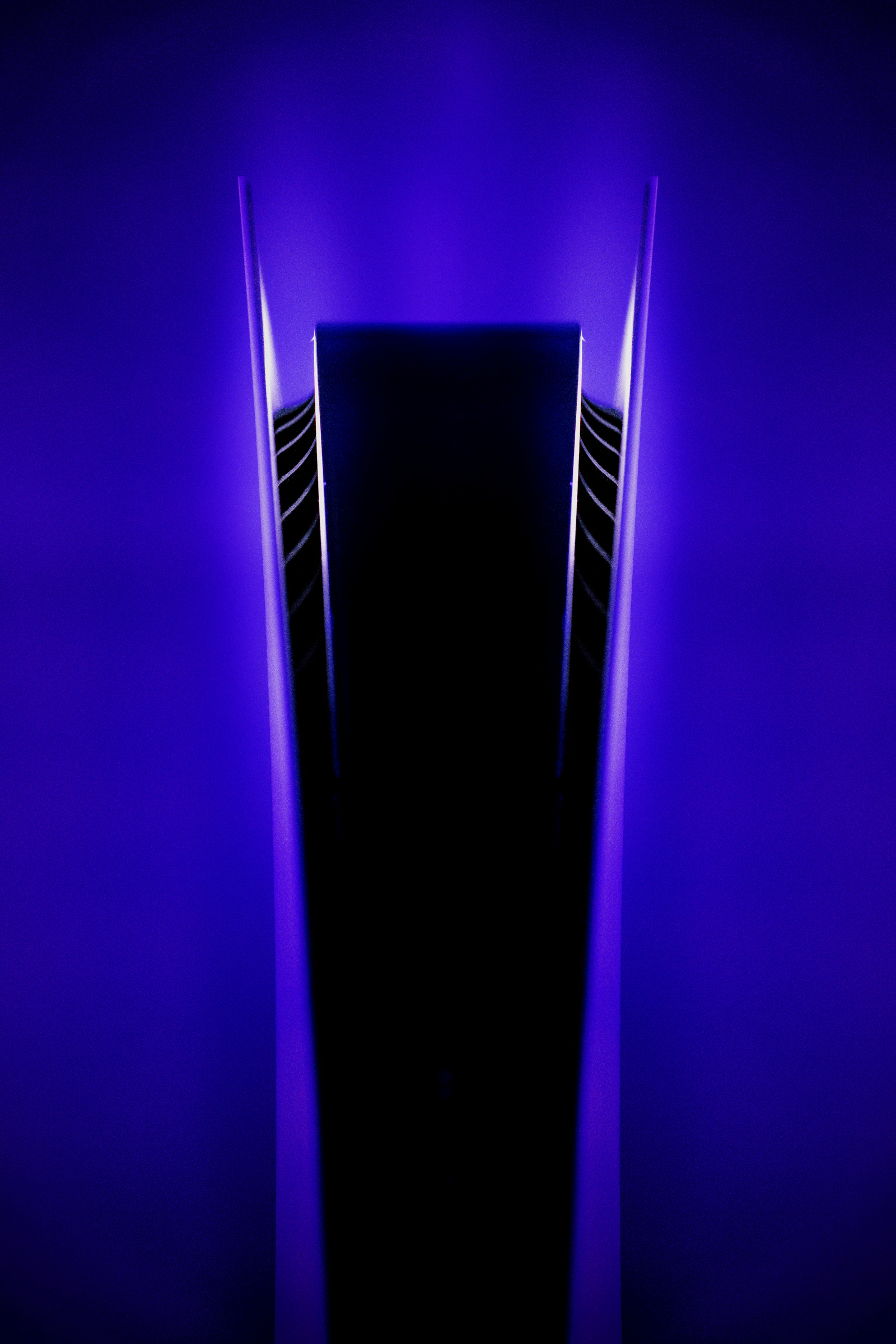 Mor ışık altında PlayStation 5