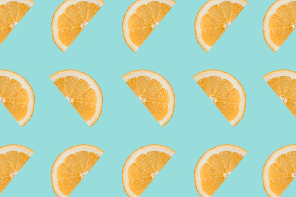 Frutas anaranjadas en rodajas sobre fondo blanco