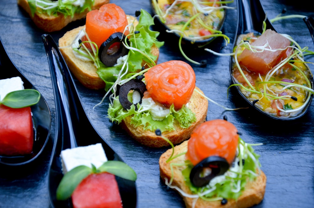 Salade de tomates et légumes à feuilles vertes sur assiette en bois brun