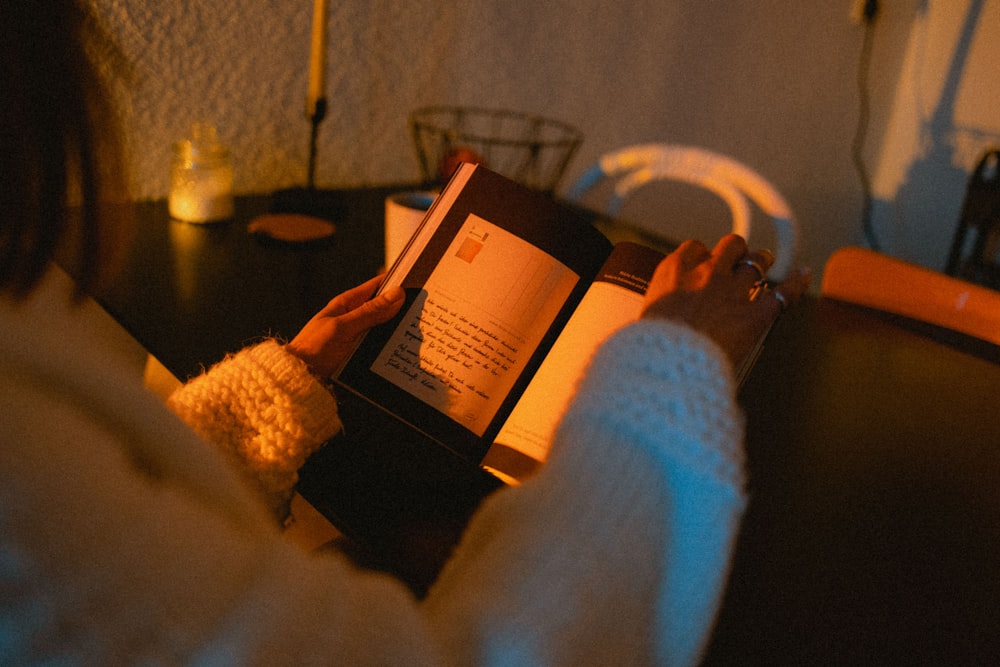 Person mit schwarzem Tablet-Computer