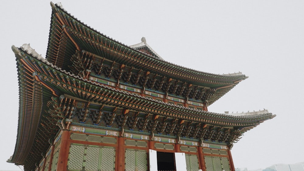 Edificio de hormigón rojo y verde