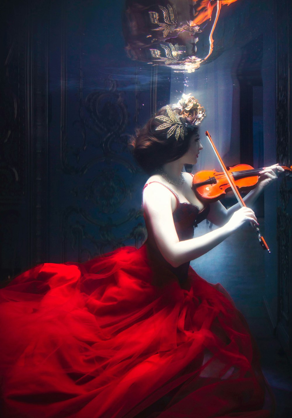 Frau im roten Kleid spielt Geige