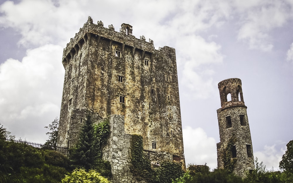 Castello di mattoni marroni sul campo di erba verde durante il giorno