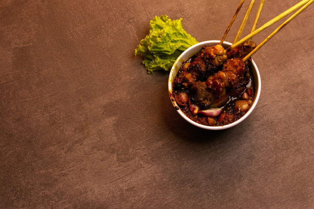 Légumes verts sur bol en céramique blanche