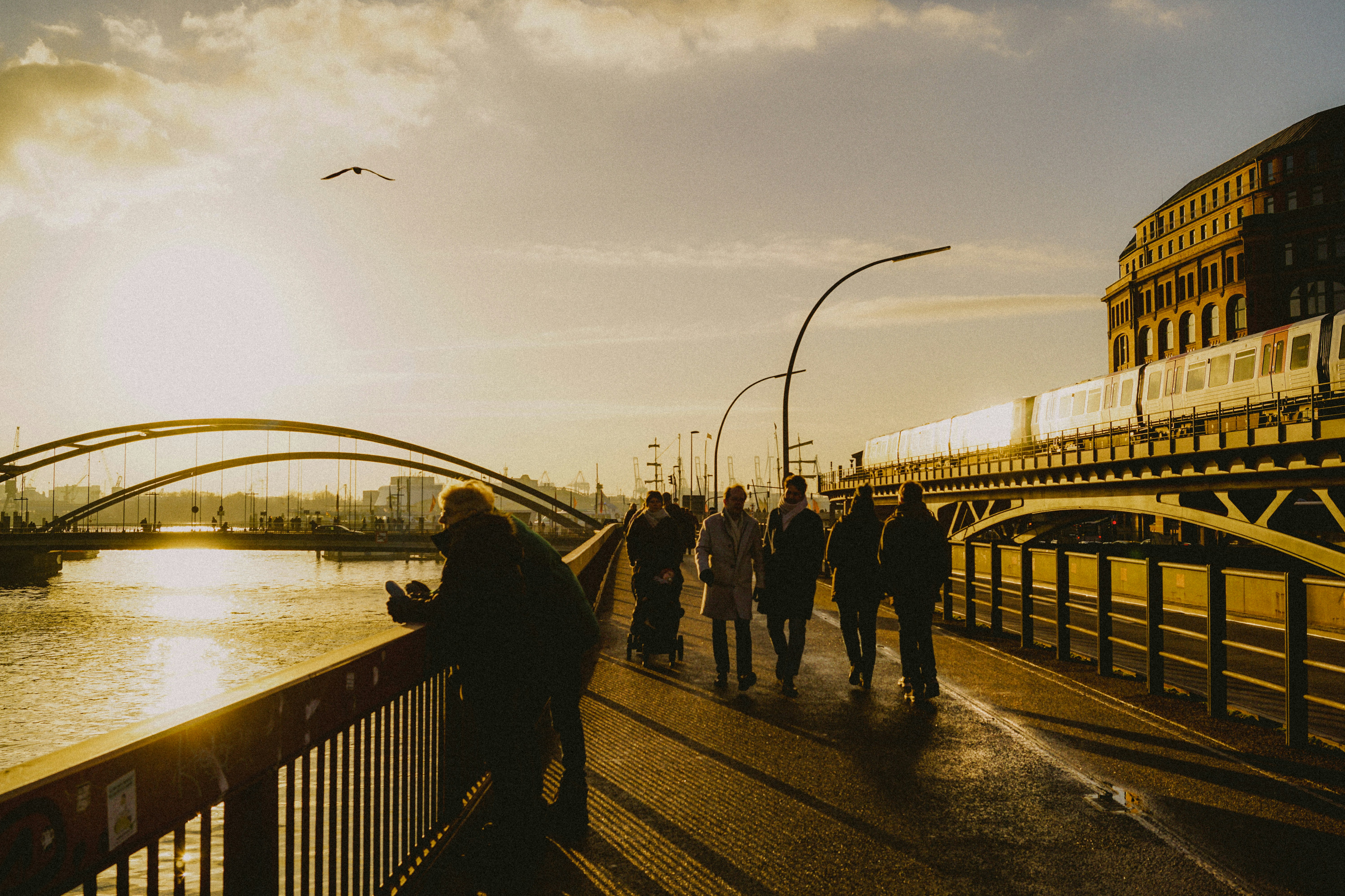 Menschen, die tagsüber auf der Brücke spazieren gehen