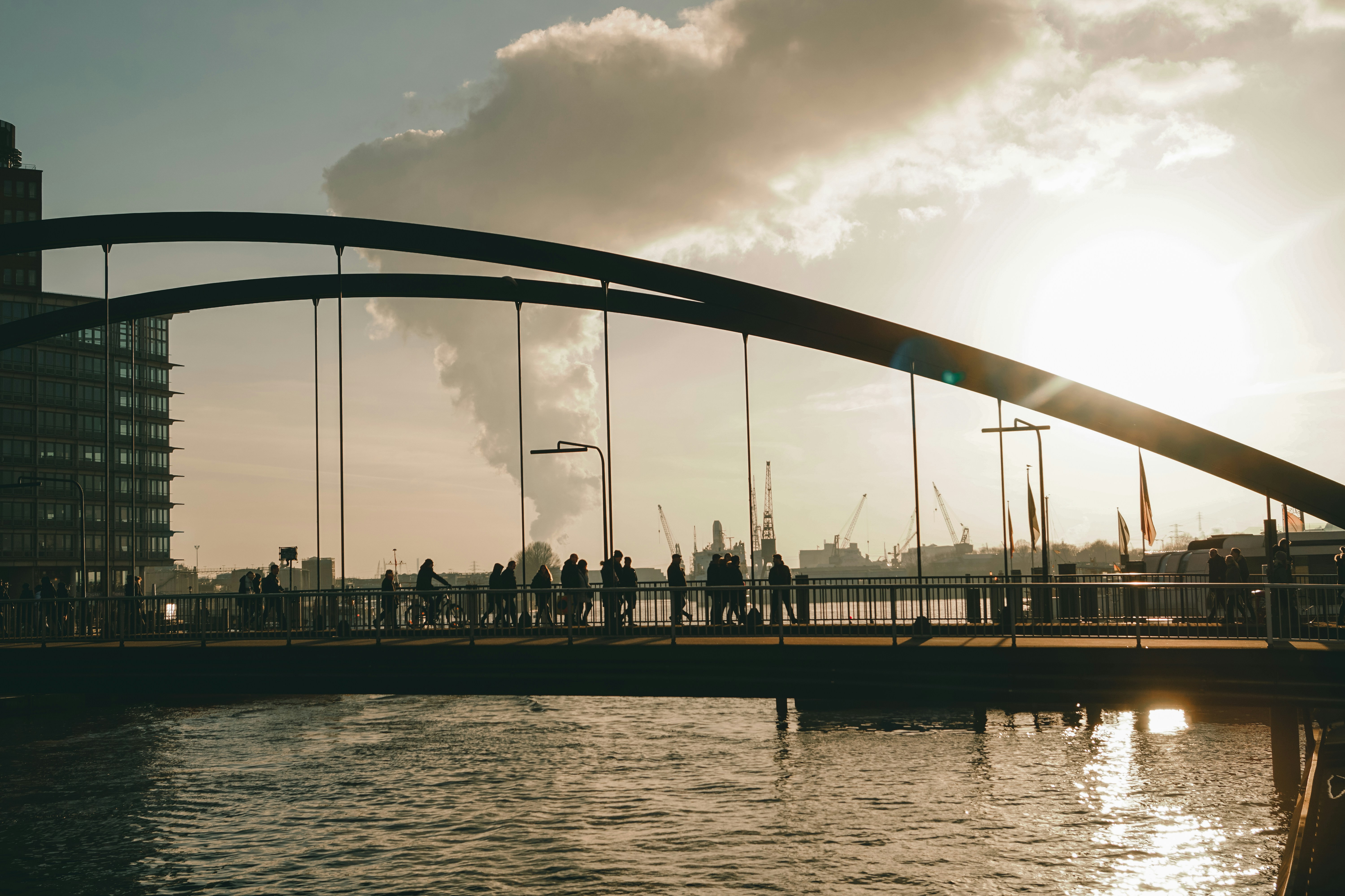 Menschen, die tagsüber auf der Brücke spazieren gehen