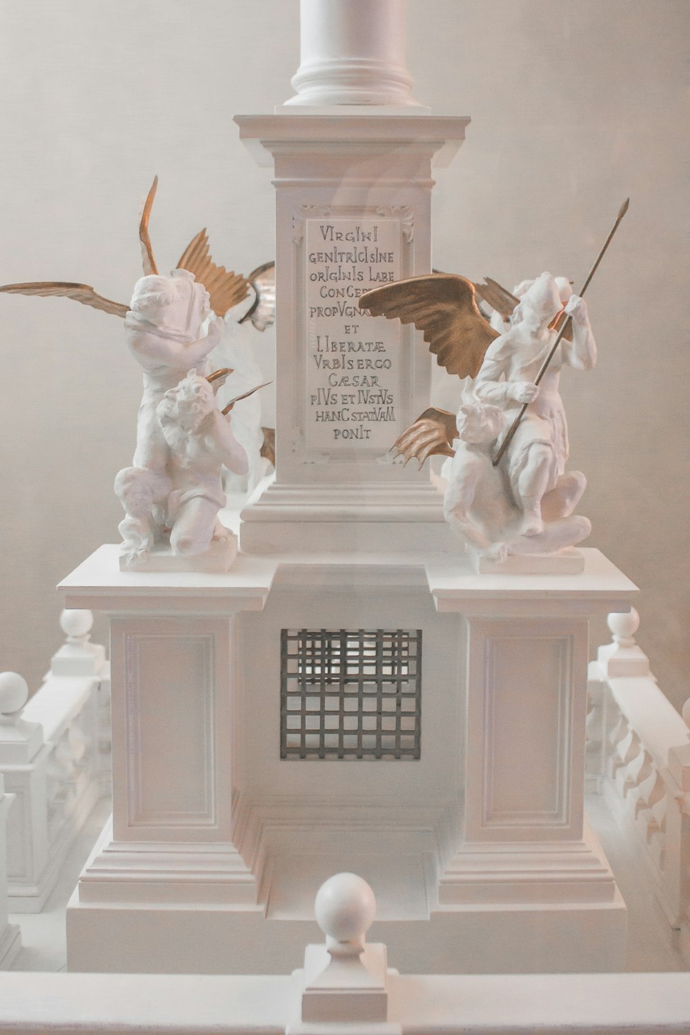 Estatua del ángel blanco en el soporte de hormigón blanco