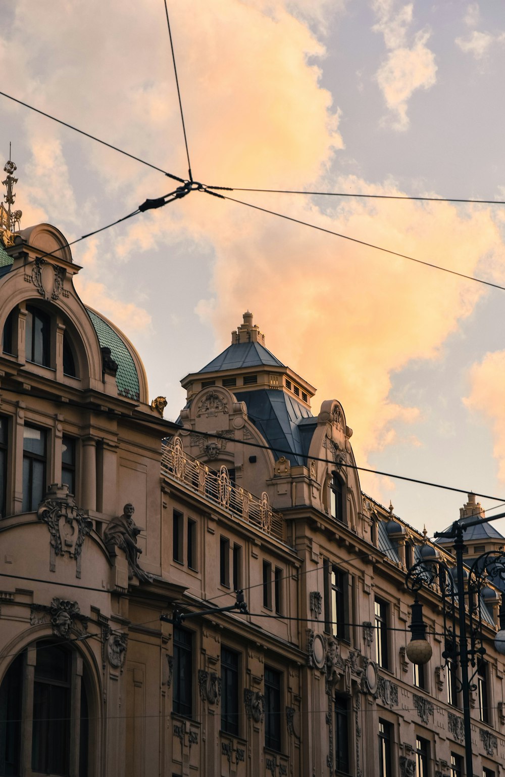 Weißer und brauner Betonbau unter weißen Wolken tagsüber