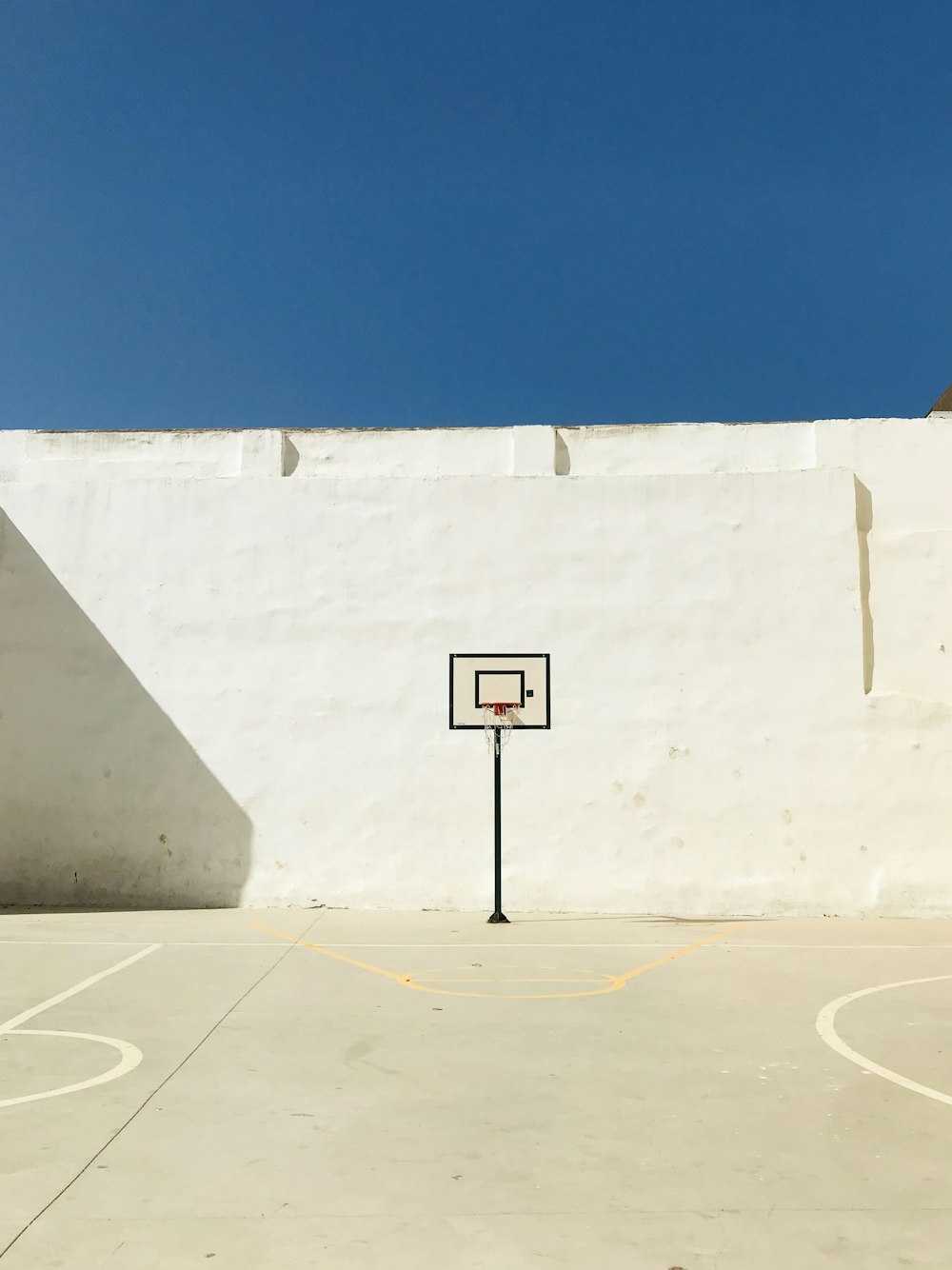 白と黒のバスケットボールフープ
