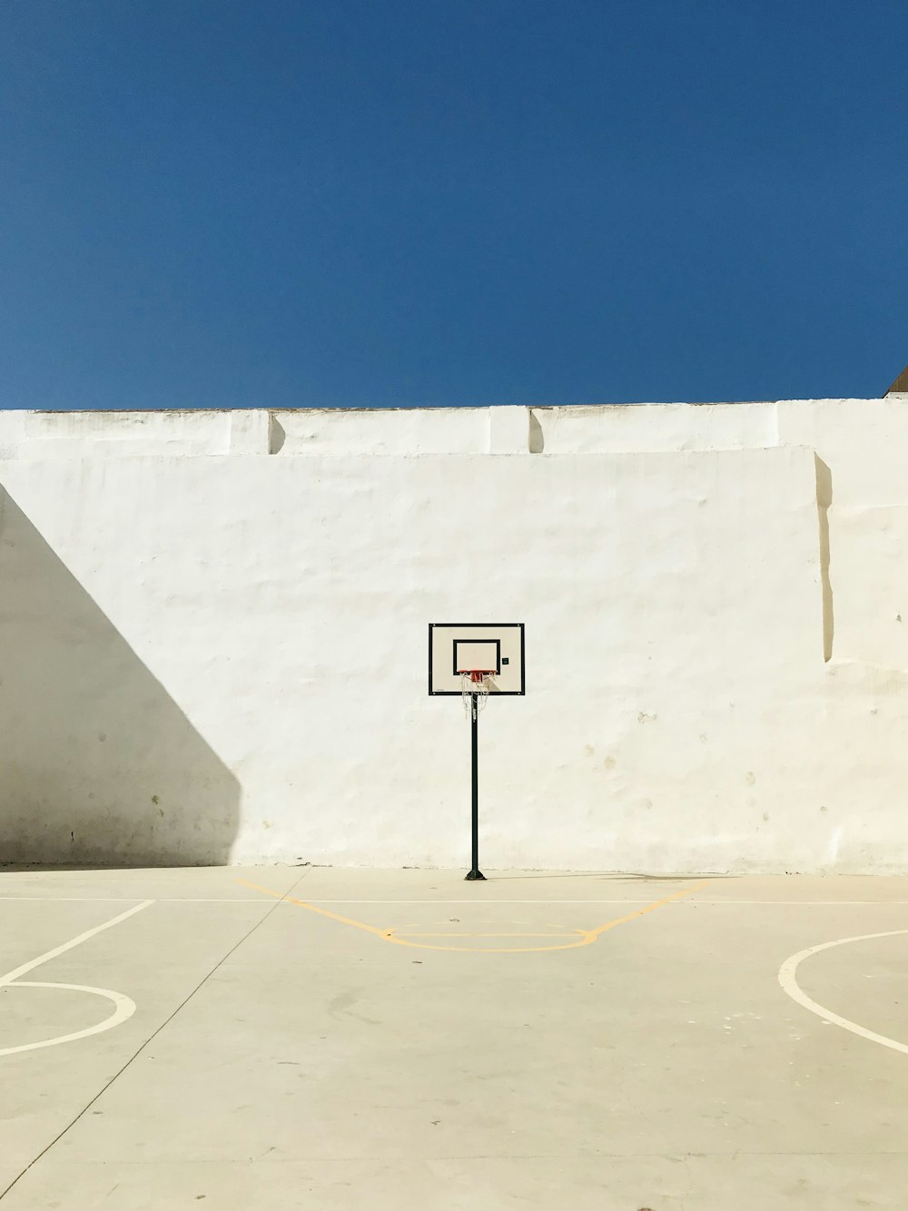 canestro da basket bianco e nero