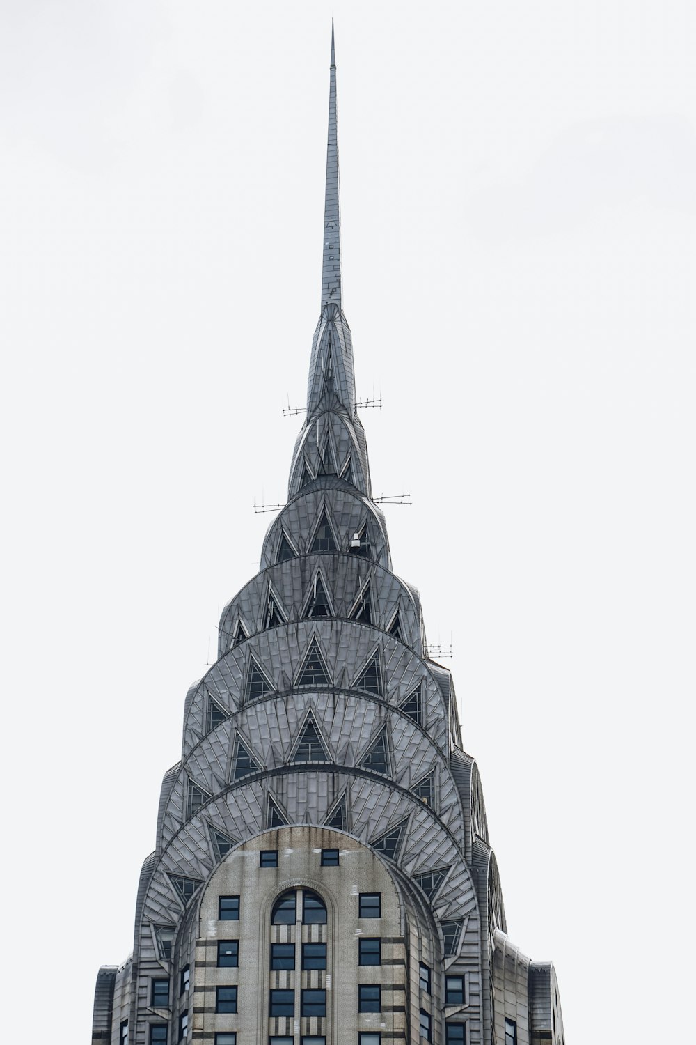 edifício de concreto cinza sob o céu branco durante o dia