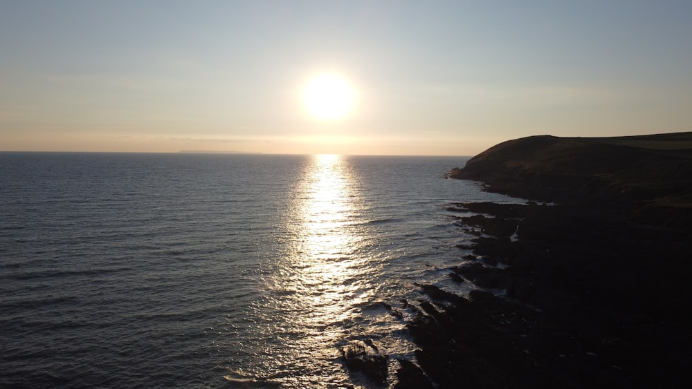 Cuerpo de agua durante la puesta de sol