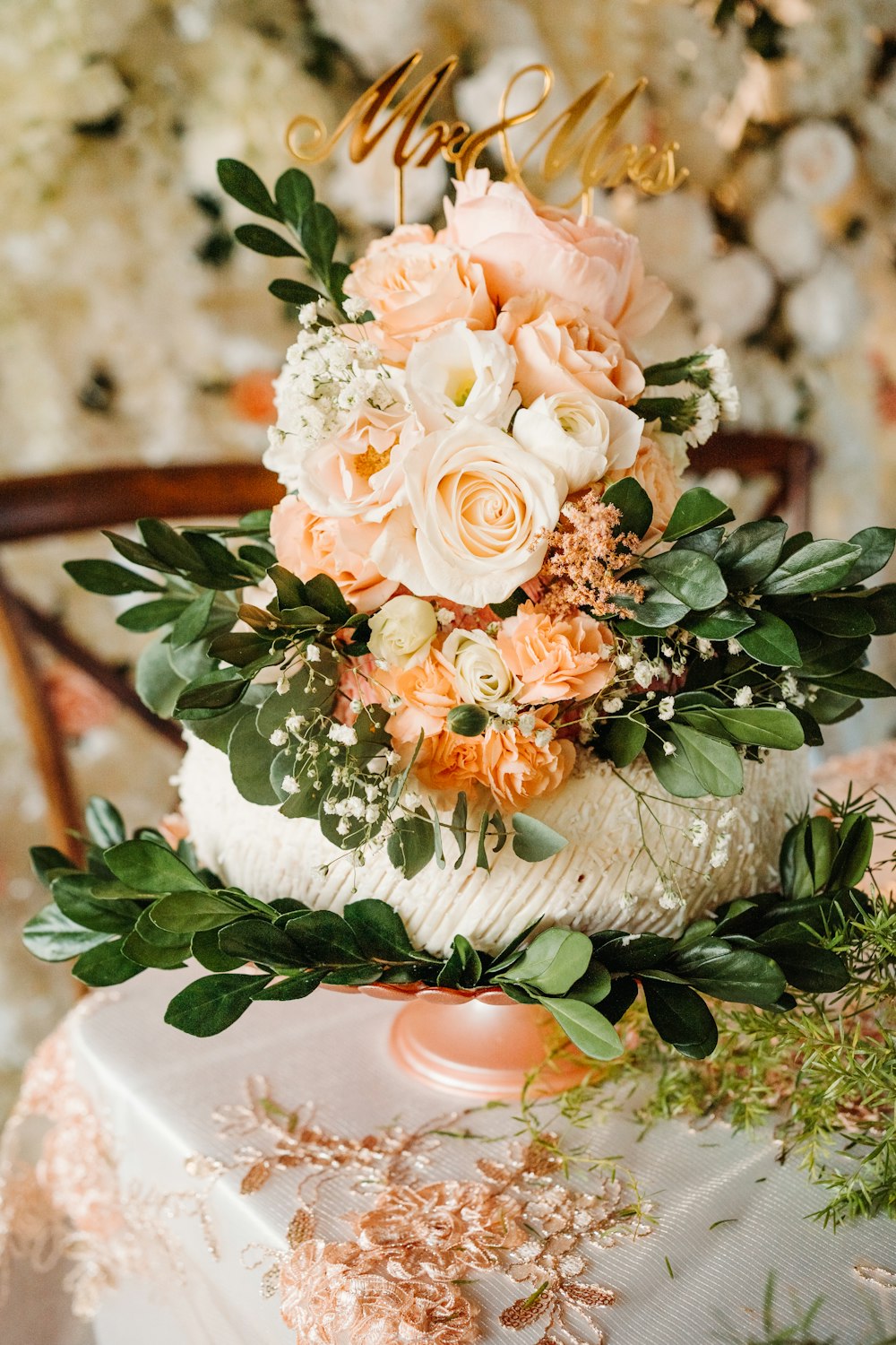 rosa und weiße Rosen in weißer Keramikvase