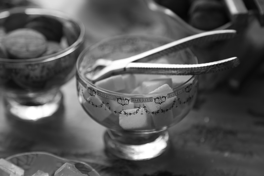 cuillère en acier inoxydable sur bol en verre transparent