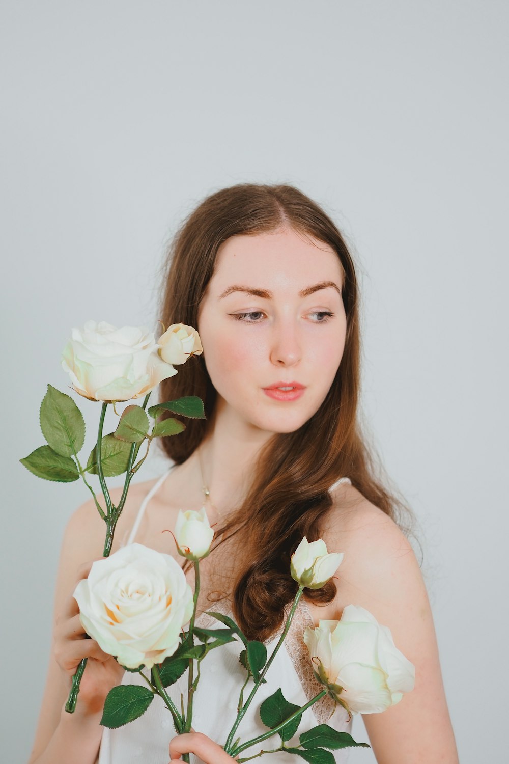 Donna che tiene il mazzo di rose bianche foto – Frankreich Immagine  gratuita su Unsplash