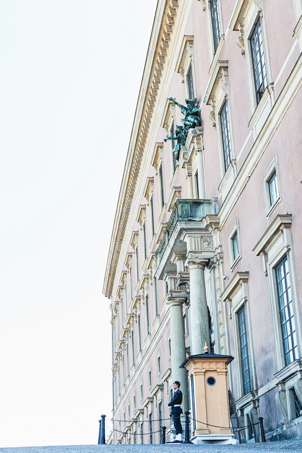 edificio in cemento bianco durante il giorno