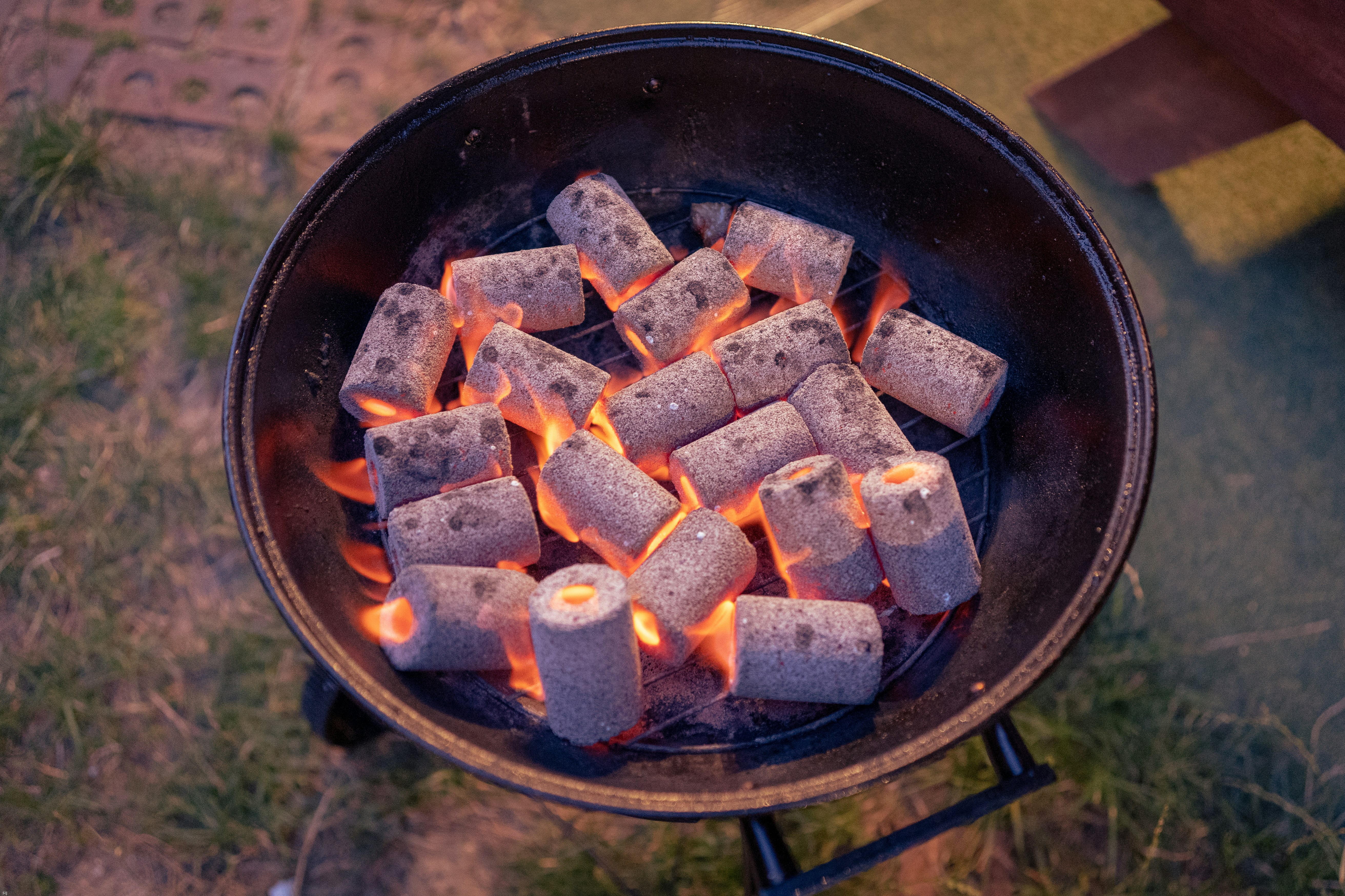 sliced meat on black round pan