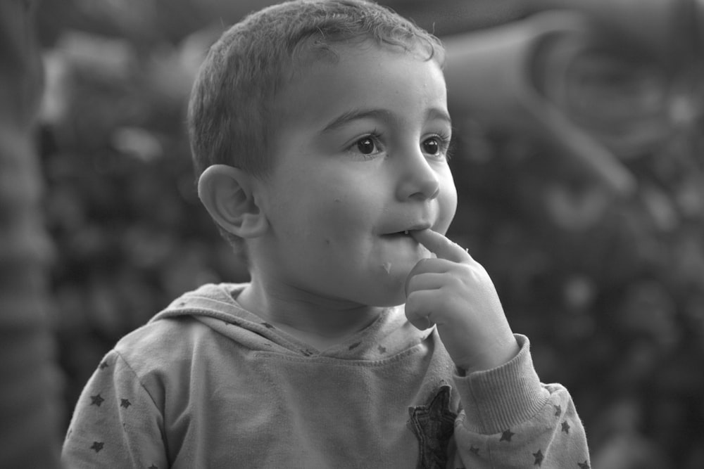foto en escala de grises de un niño con camisa de cuello redondo
