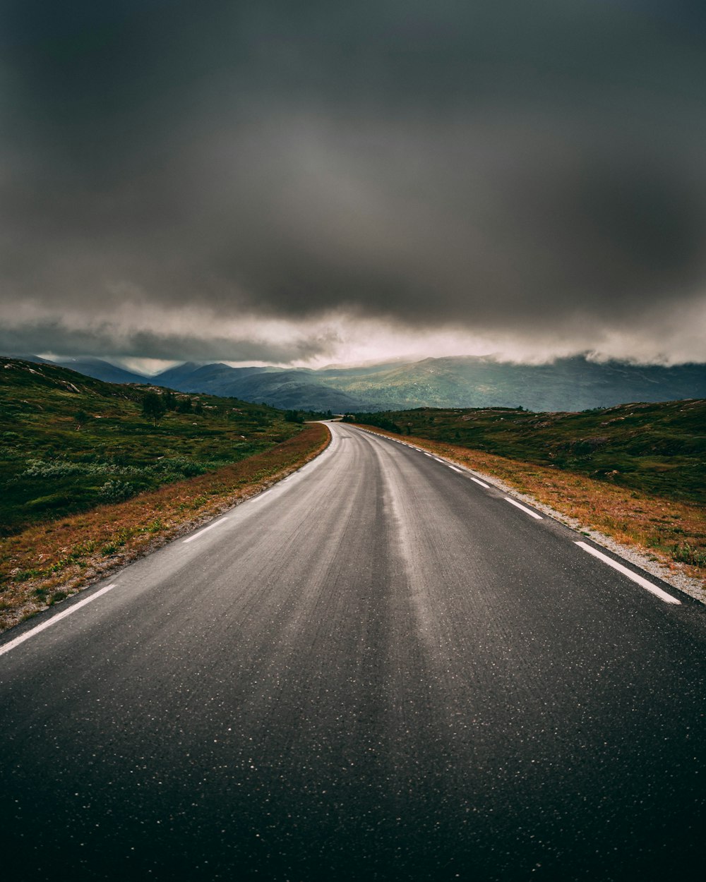 gray asphalt road under gray cloudy sky