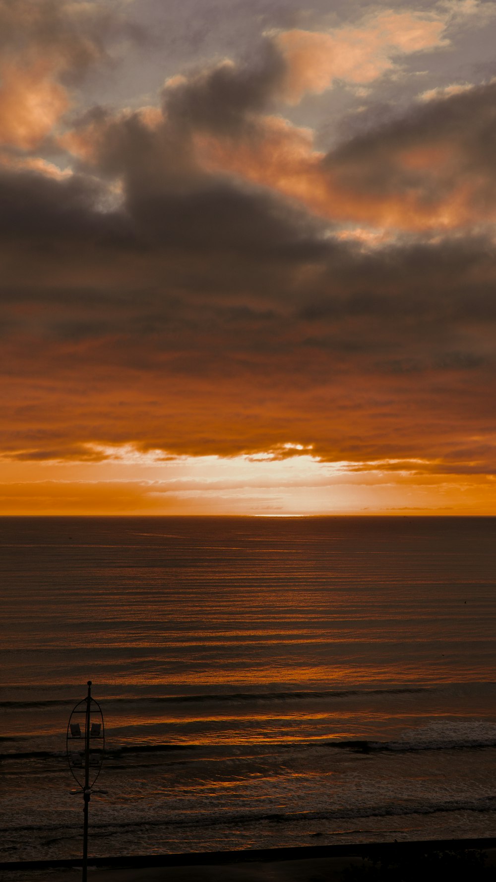 Plan d’eau sous ciel nuageux au coucher du soleil