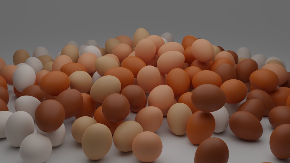 白いテーブルの上の茶色の卵