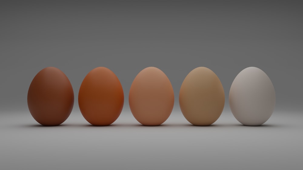 2 ovos marrons na superfície branca
