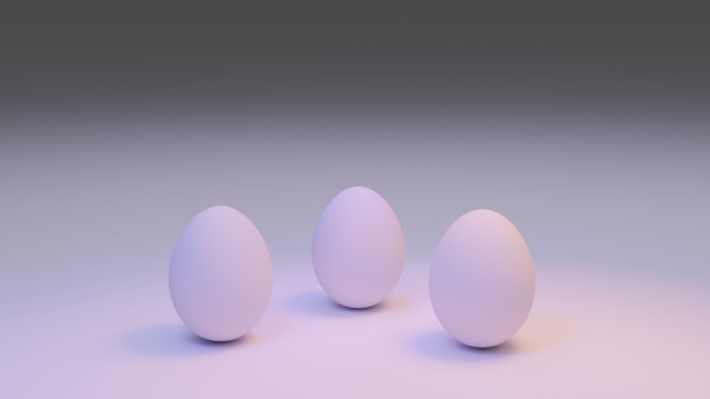 3 uova bianche su superficie bianca