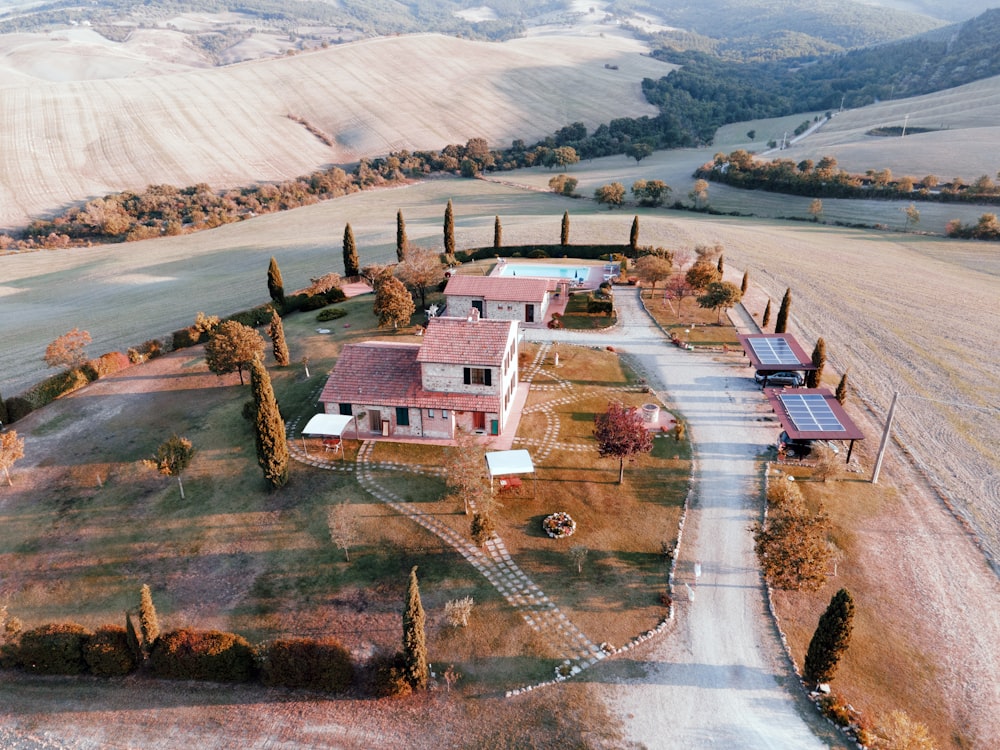 Vue aérienne des maisons sur la colline