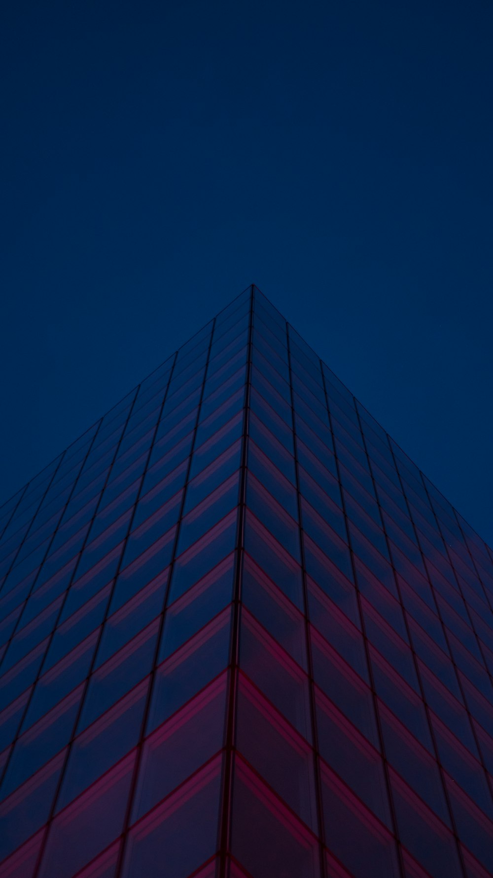 edifício de concreto marrom durante a noite