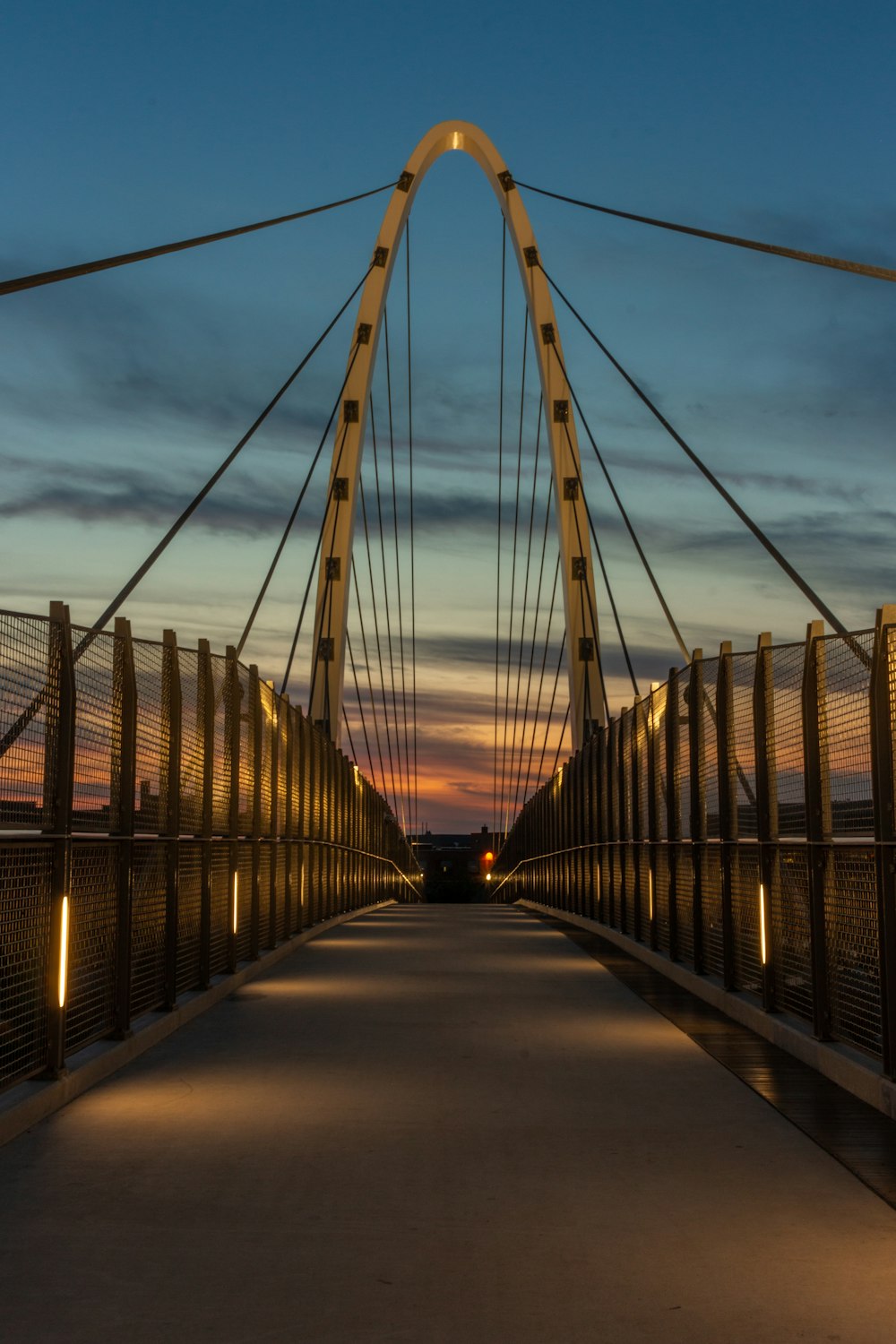 braune Holzbrücke tagsüber unter blauem Himmel