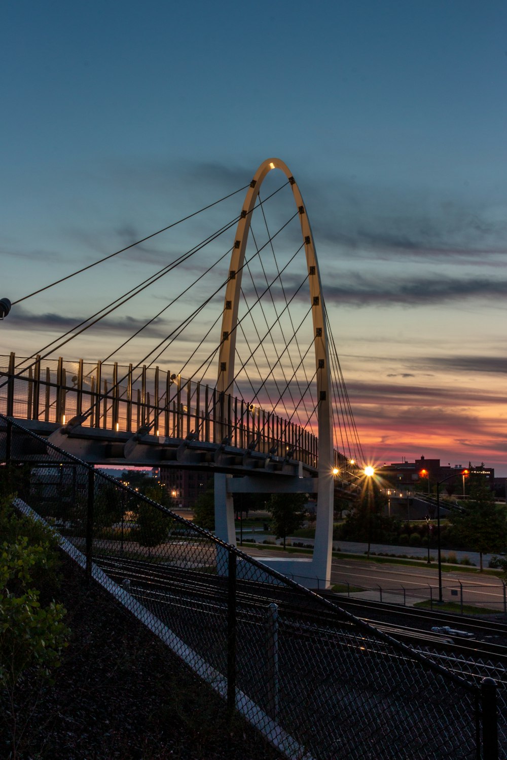 Brücke über Gewässer bei Sonnenuntergang