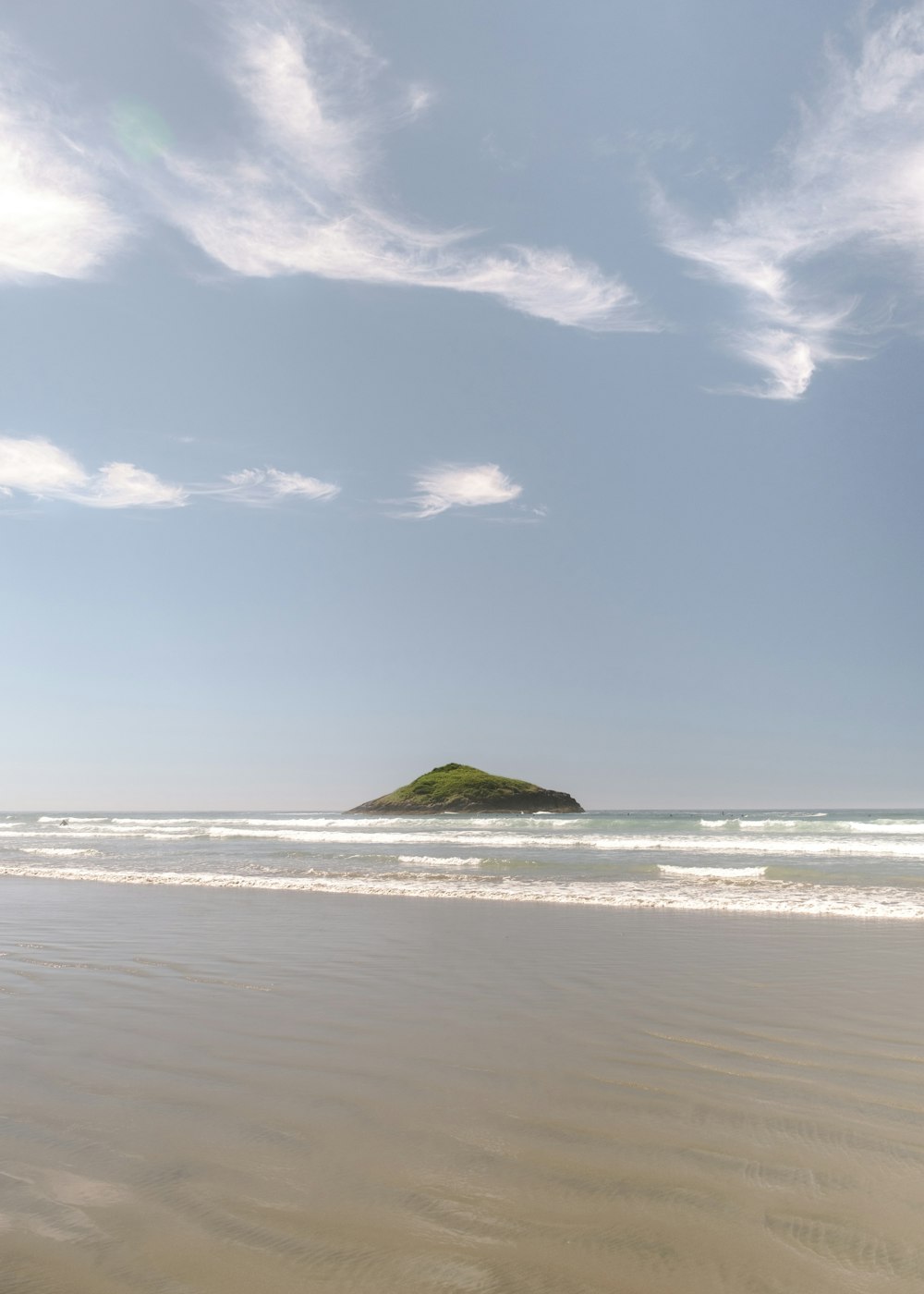 sea waves crashing on shore during daytime