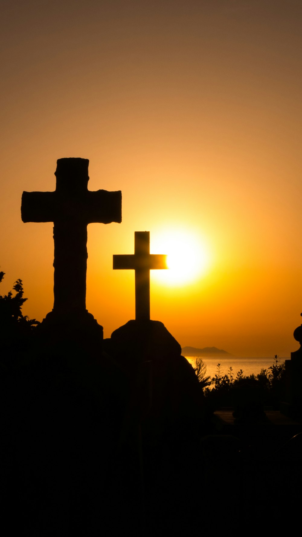 silhouette de croix au coucher du soleil