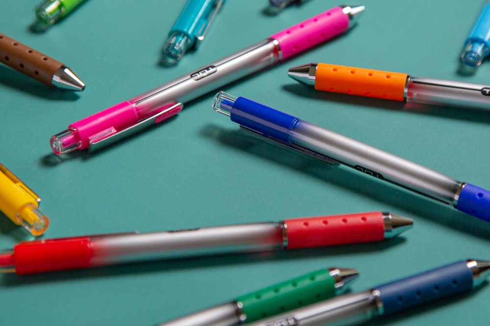 canetas rosa azul e verde