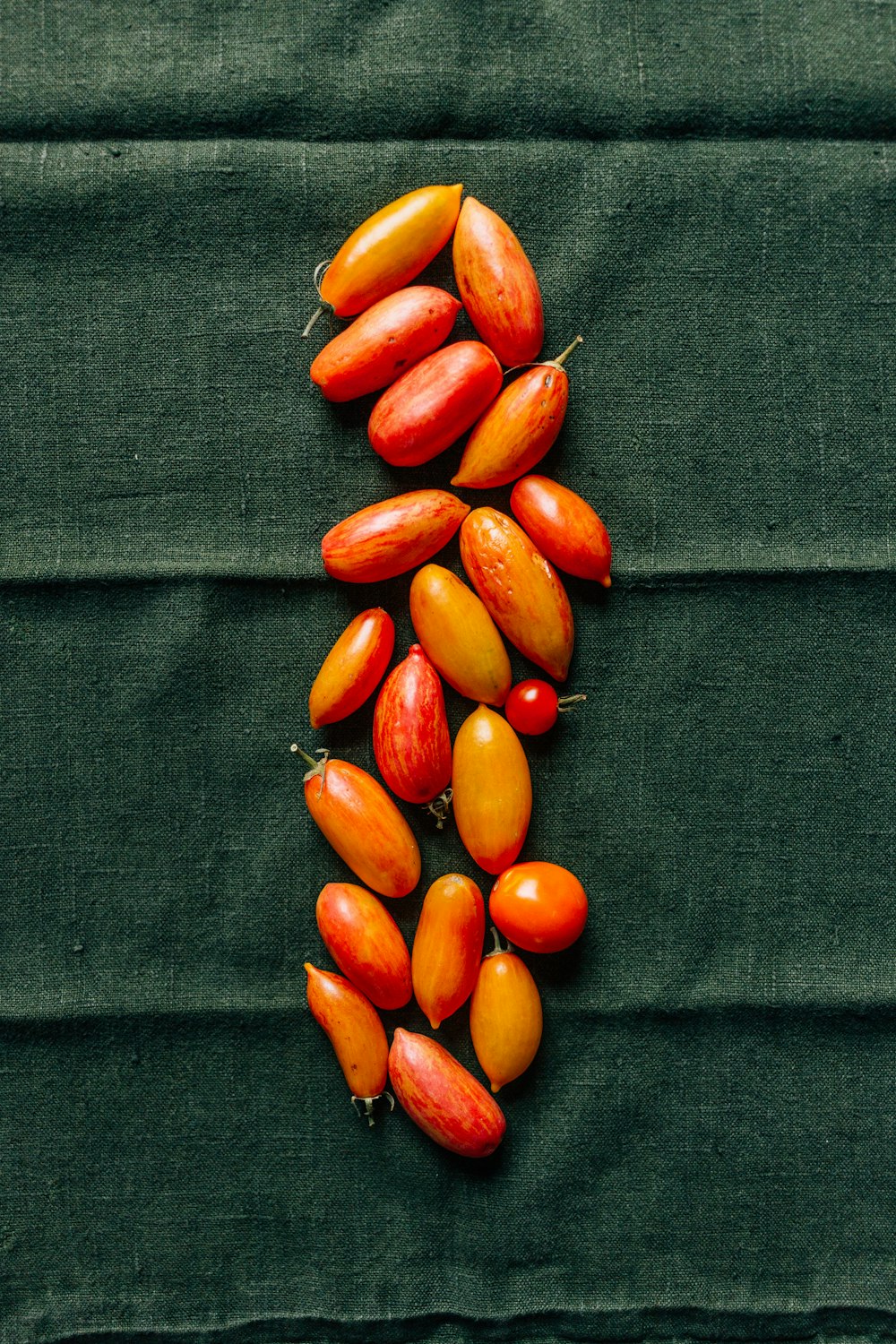 frijoles rojos y marrones sobre tela negra