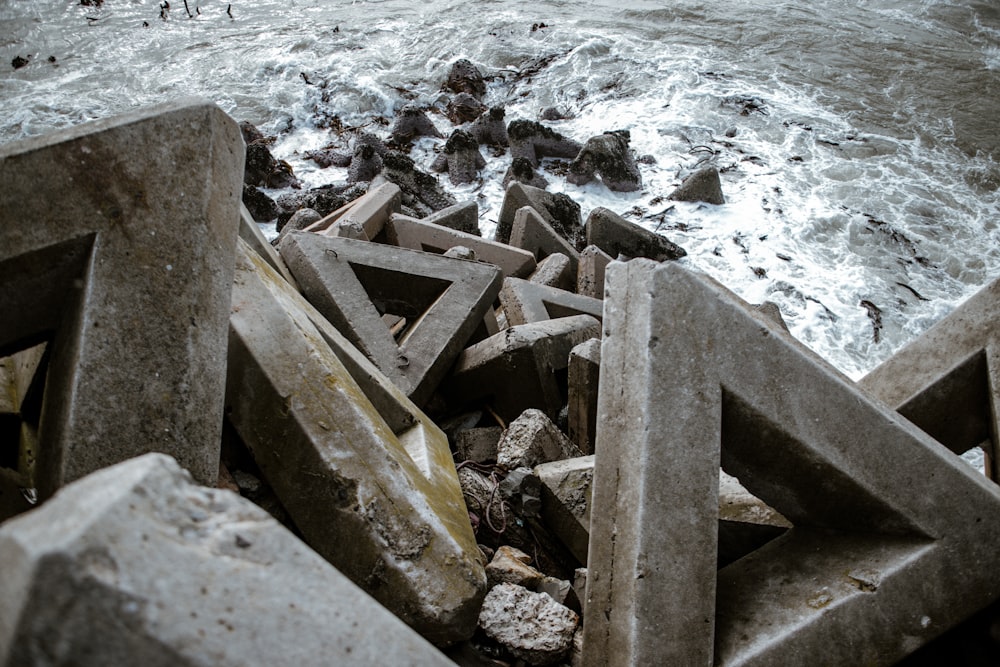 échelle en bois brun sur le rivage rocheux pendant la journée