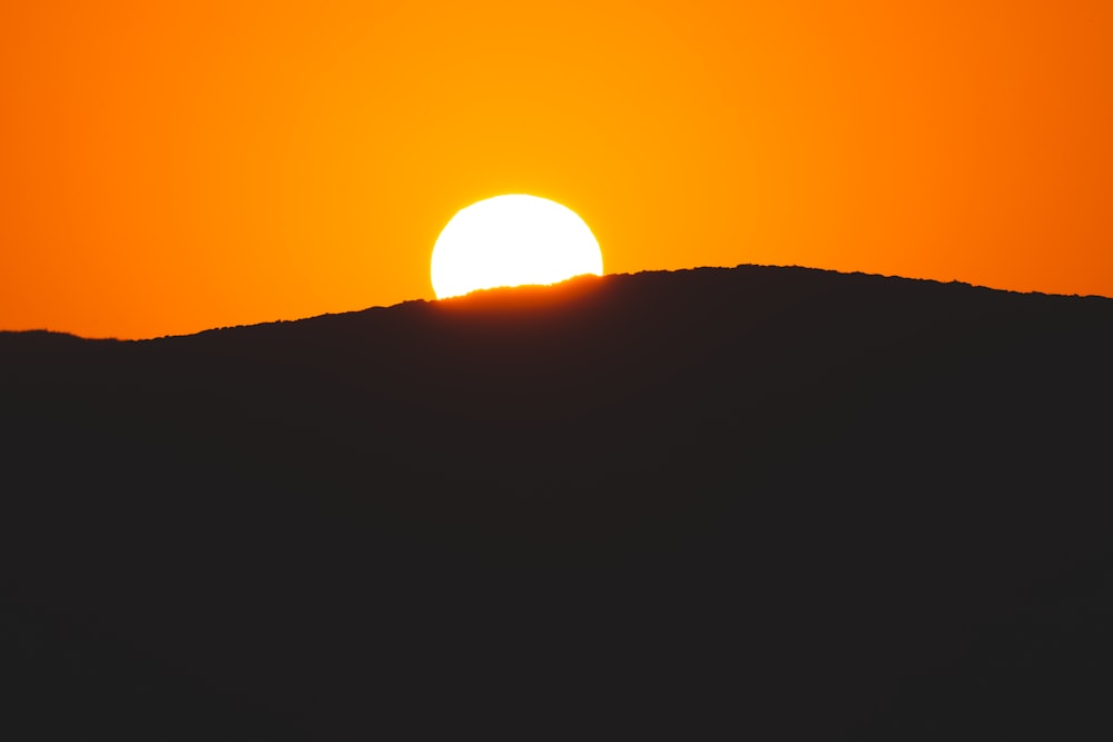 Sole sopra la montagna durante il tramonto