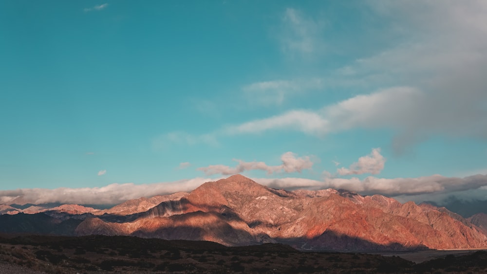 montagna marrone sotto il cielo blu durante il giorno