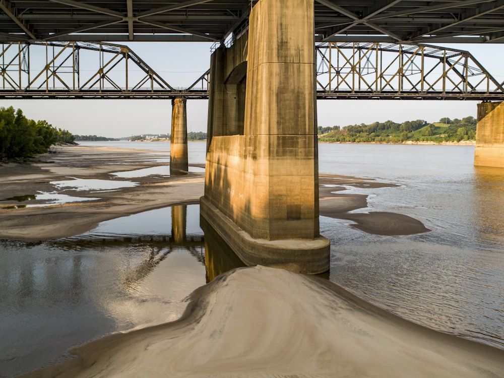 Puente de madera marrón sobre el río durante el día