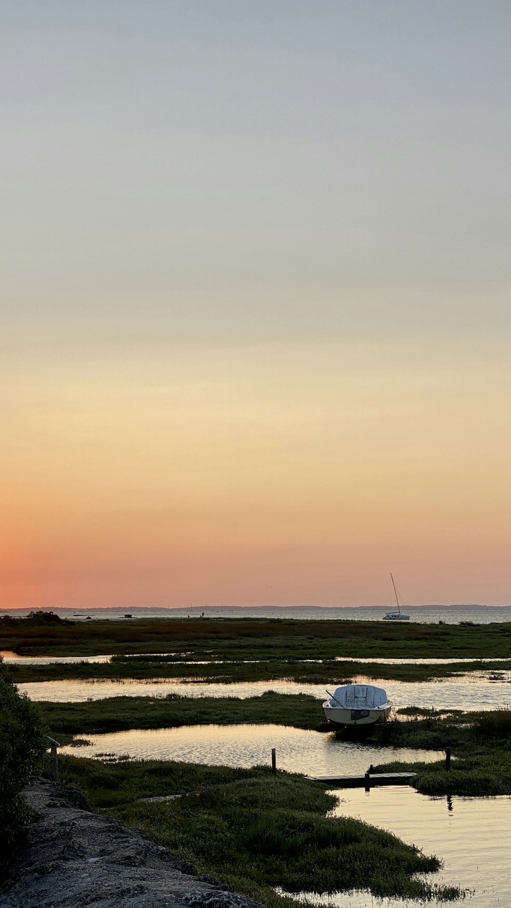 Weißes Boot auf See bei Sonnenuntergang