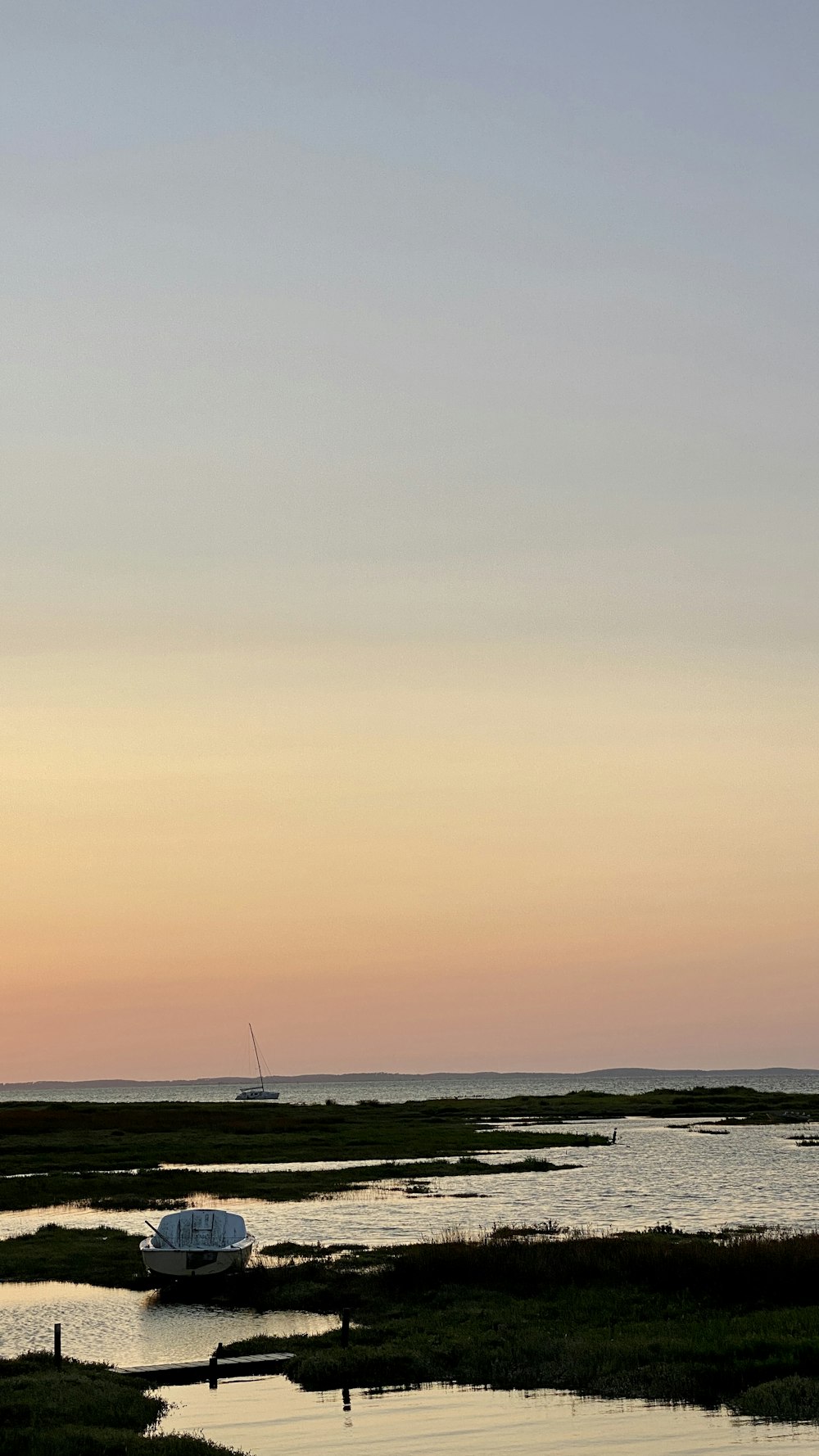 Segelboot auf See bei Sonnenuntergang